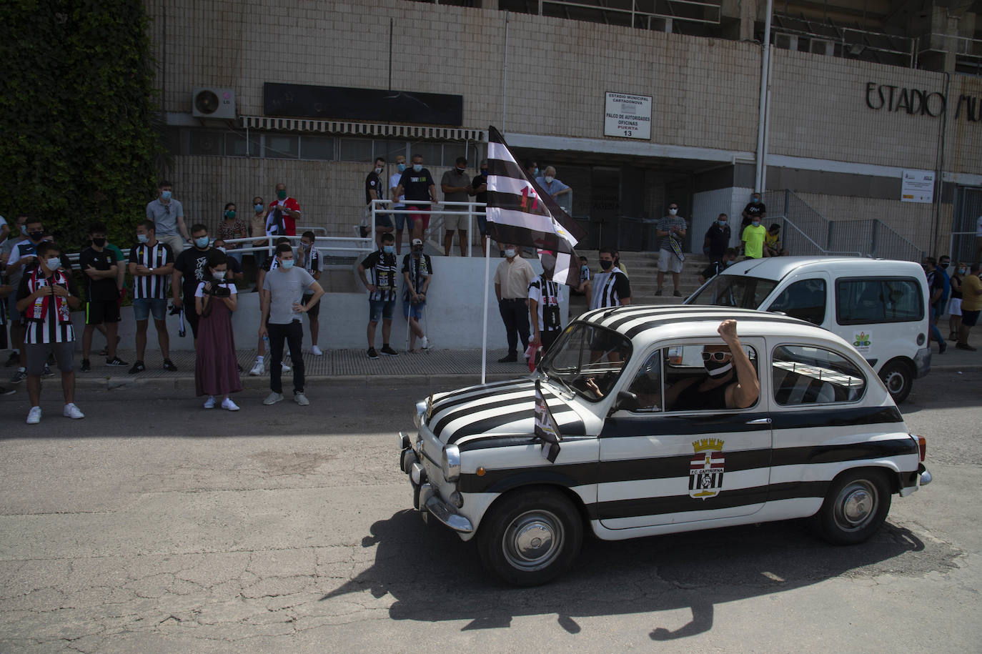 Fotos: La afición del FC Cartagena despide a su equipo en el viaje para el &#039;playoff&#039;
