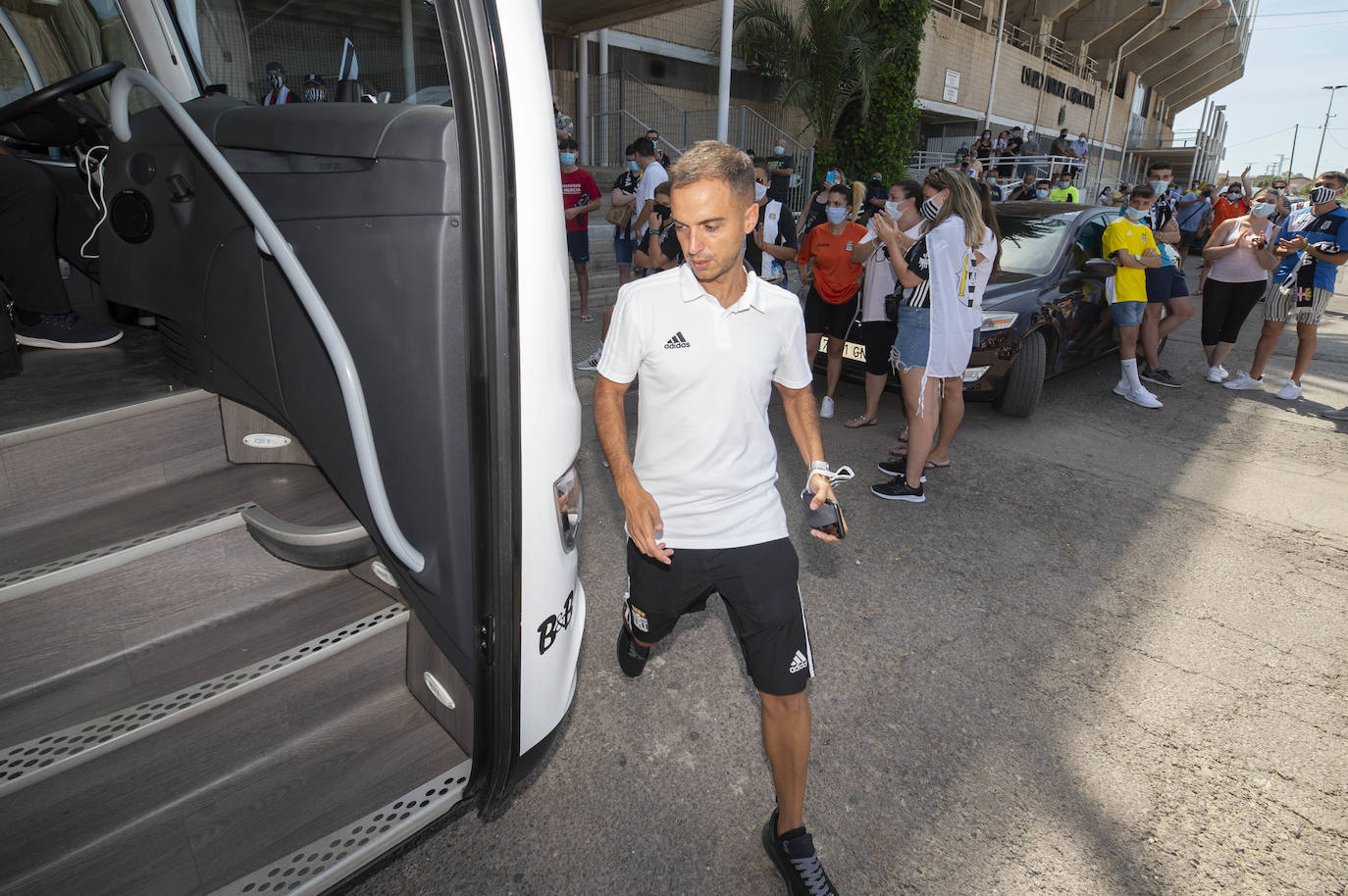 Fotos: La afición del FC Cartagena despide a su equipo en el viaje para el &#039;playoff&#039;