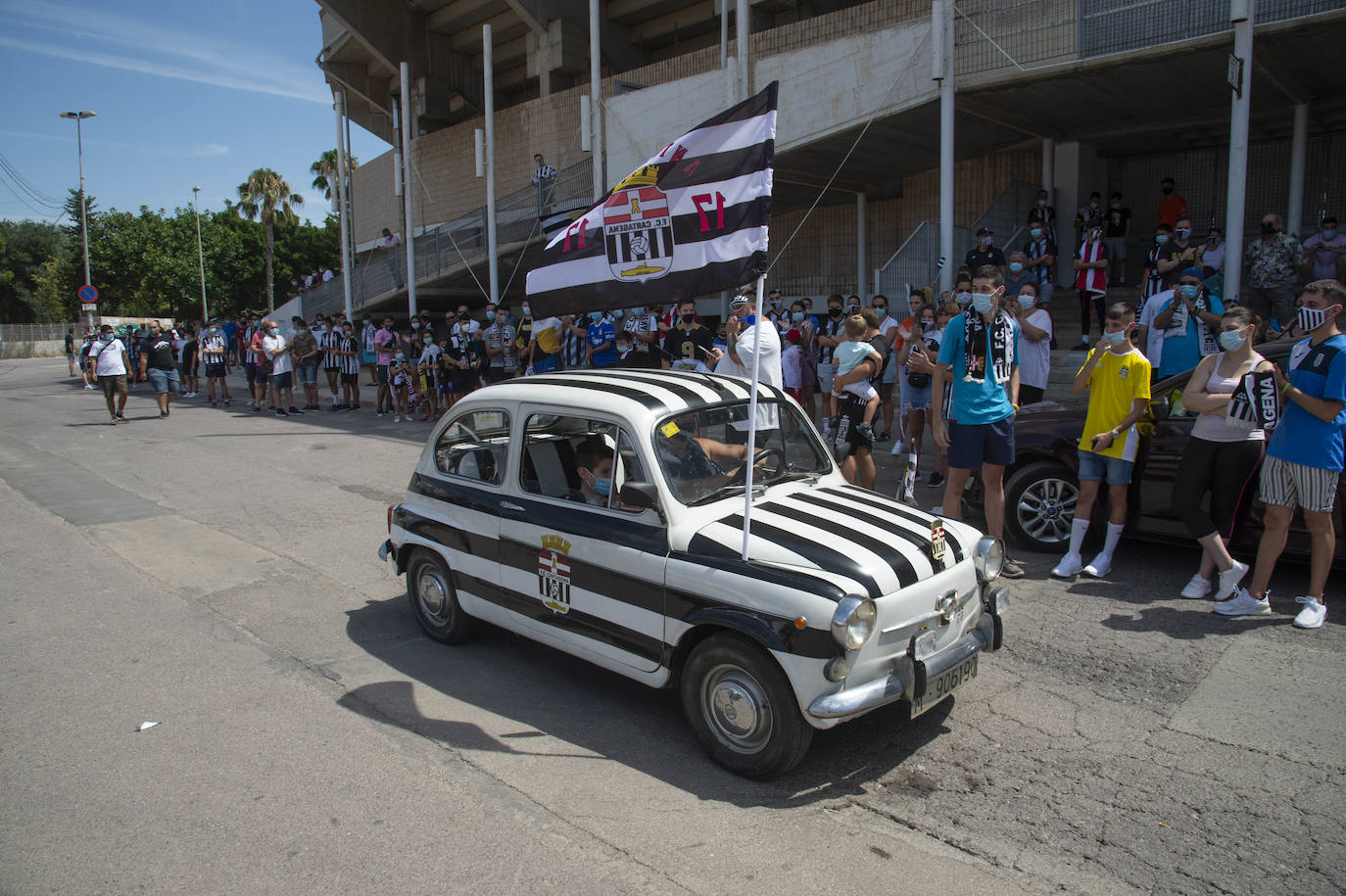 Fotos: La afición del FC Cartagena despide a su equipo en el viaje para el &#039;playoff&#039;