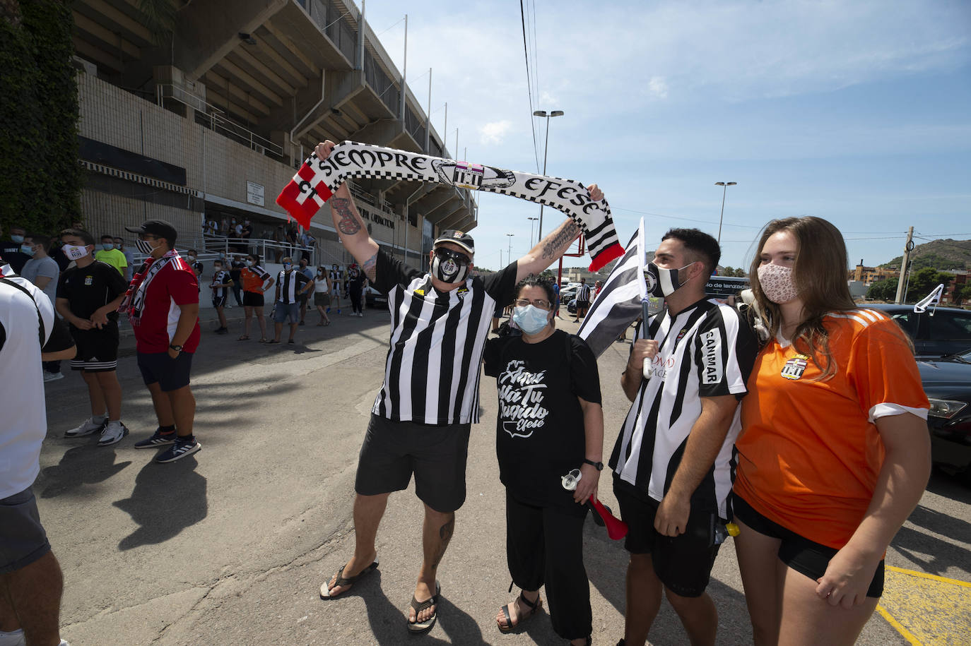Fotos: La afición del FC Cartagena despide a su equipo en el viaje para el &#039;playoff&#039;