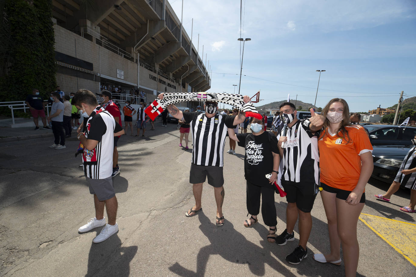 Fotos: La afición del FC Cartagena despide a su equipo en el viaje para el &#039;playoff&#039;