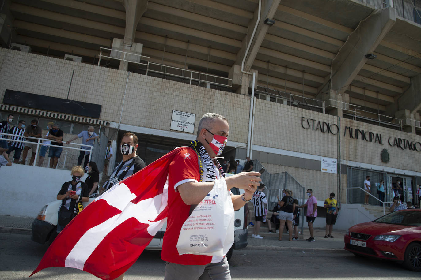 Fotos: La afición del FC Cartagena despide a su equipo en el viaje para el &#039;playoff&#039;