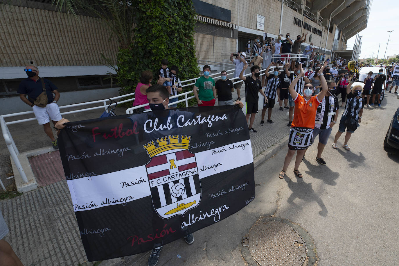 Fotos: La afición del FC Cartagena despide a su equipo en el viaje para el &#039;playoff&#039;