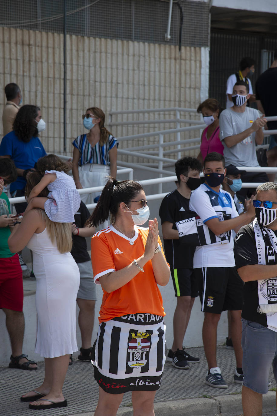 Fotos: La afición del FC Cartagena despide a su equipo en el viaje para el &#039;playoff&#039;