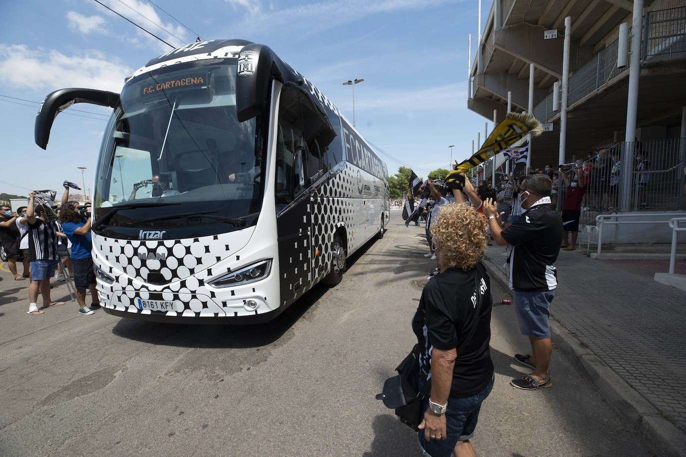 Fotos: La afición del FC Cartagena despide a su equipo en el viaje para el &#039;playoff&#039;