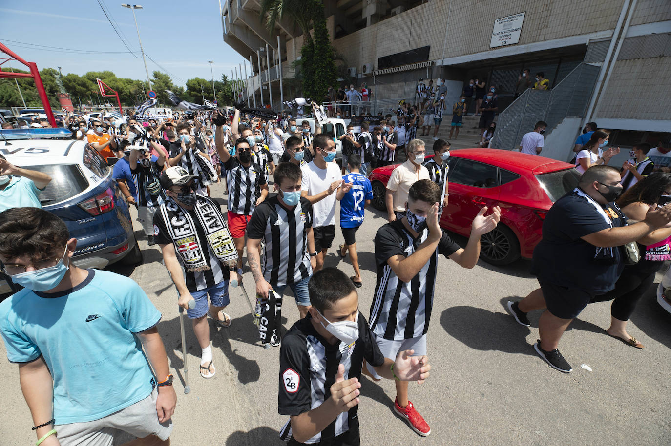 Fotos: La afición del FC Cartagena despide a su equipo en el viaje para el &#039;playoff&#039;