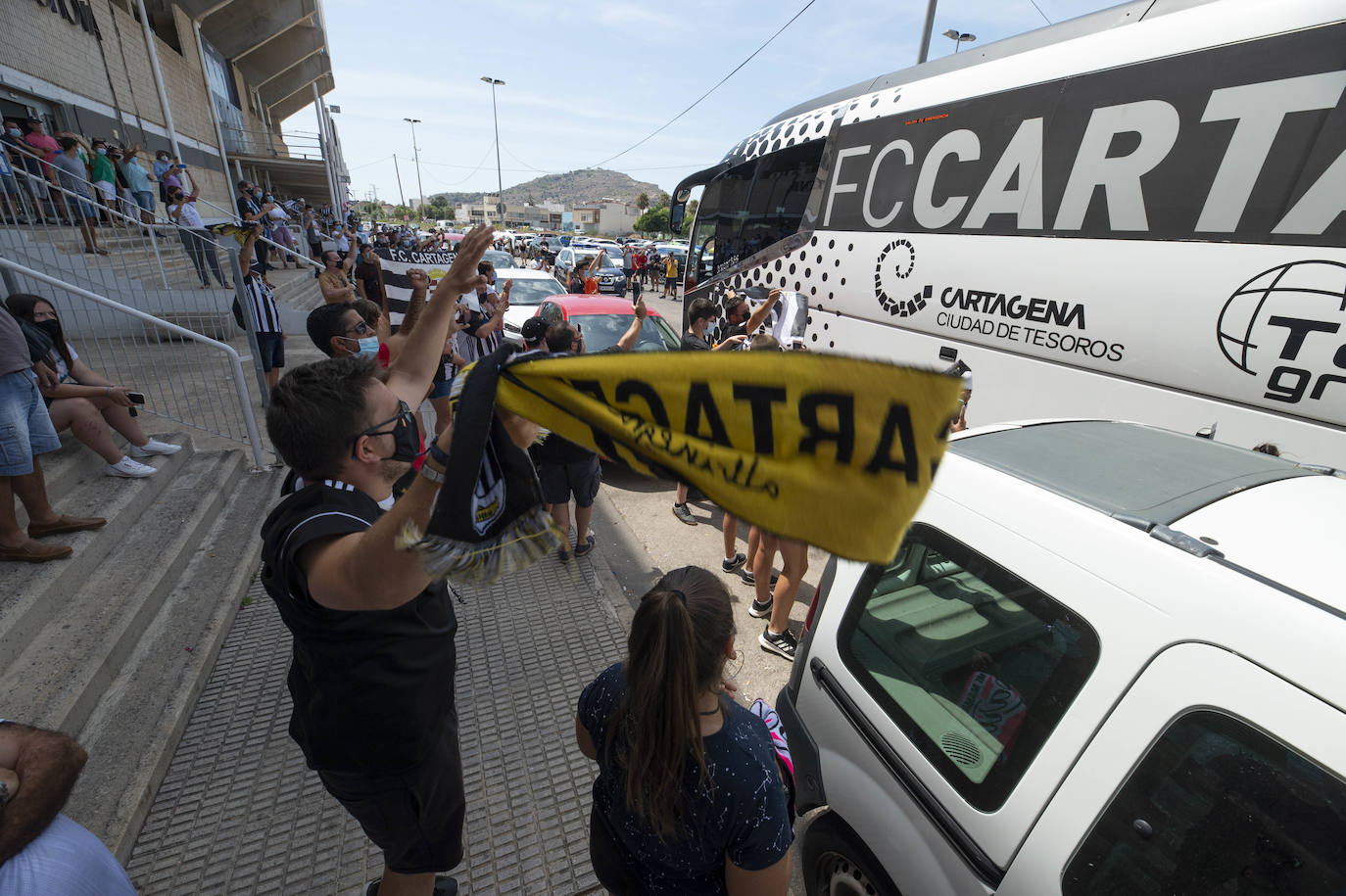 Fotos: La afición del FC Cartagena despide a su equipo en el viaje para el &#039;playoff&#039;