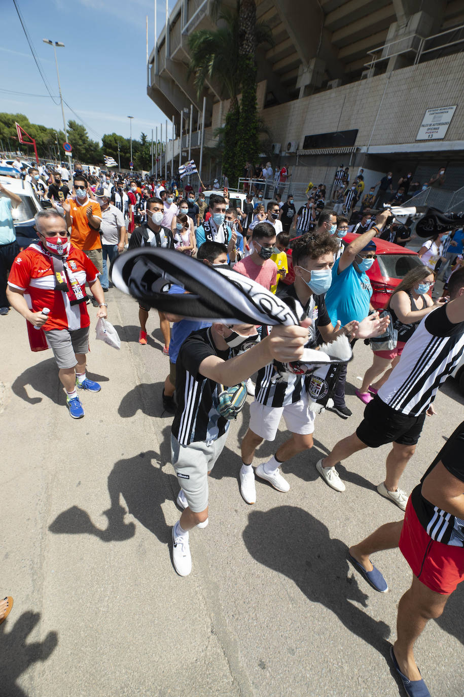 Fotos: La afición del FC Cartagena despide a su equipo en el viaje para el &#039;playoff&#039;