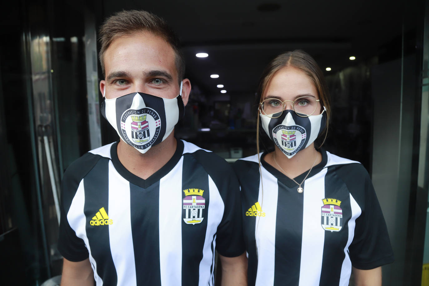 Fotos: Así está viviendo la afición blanquinegra el partido en Cartagena