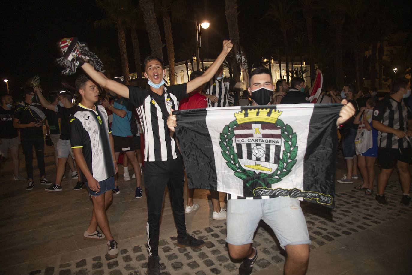 Fotos: Así está viviendo la afición blanquinegra el partido en Cartagena