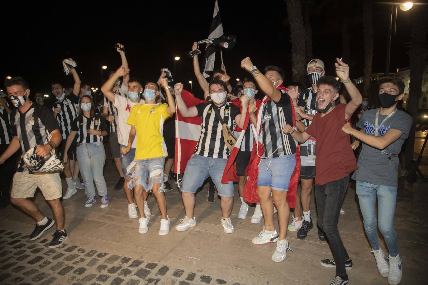 Fotos: Así está viviendo la afición blanquinegra el partido en Cartagena