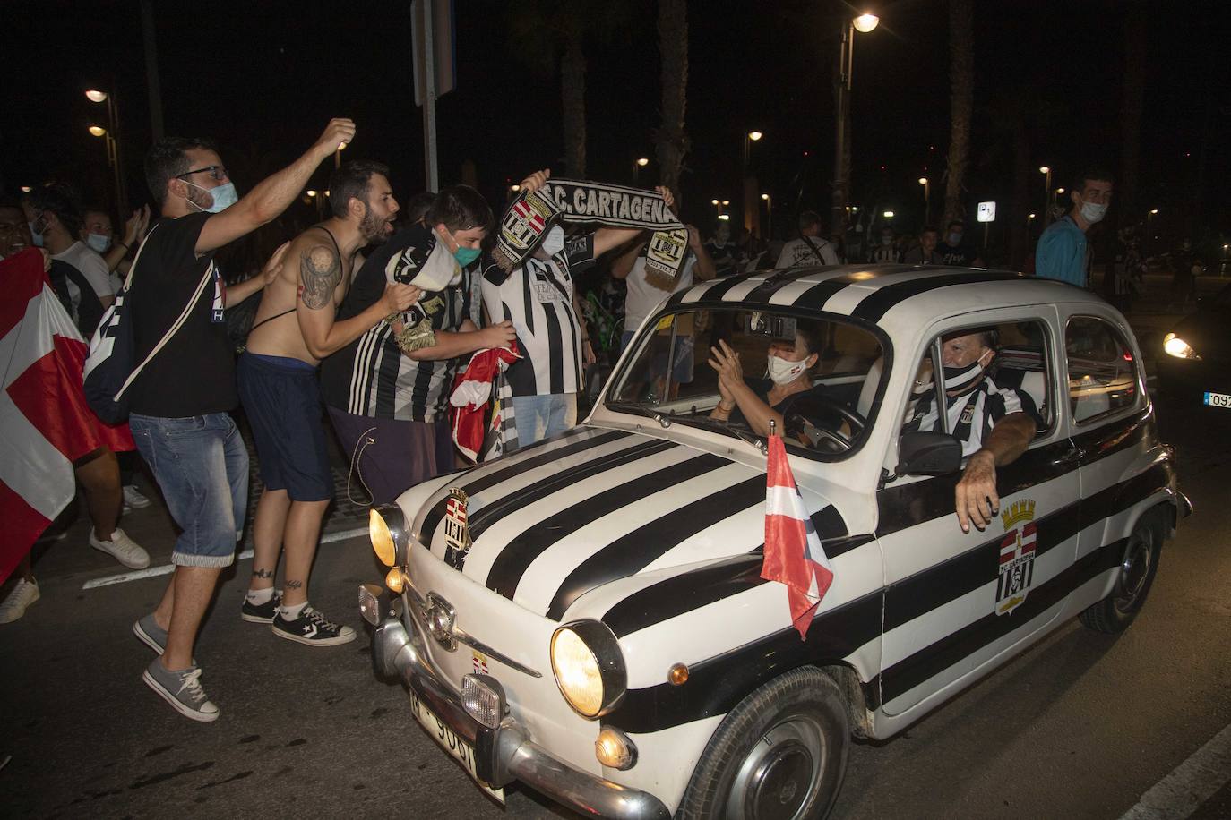 Fotos: Así está viviendo la afición blanquinegra el partido en Cartagena