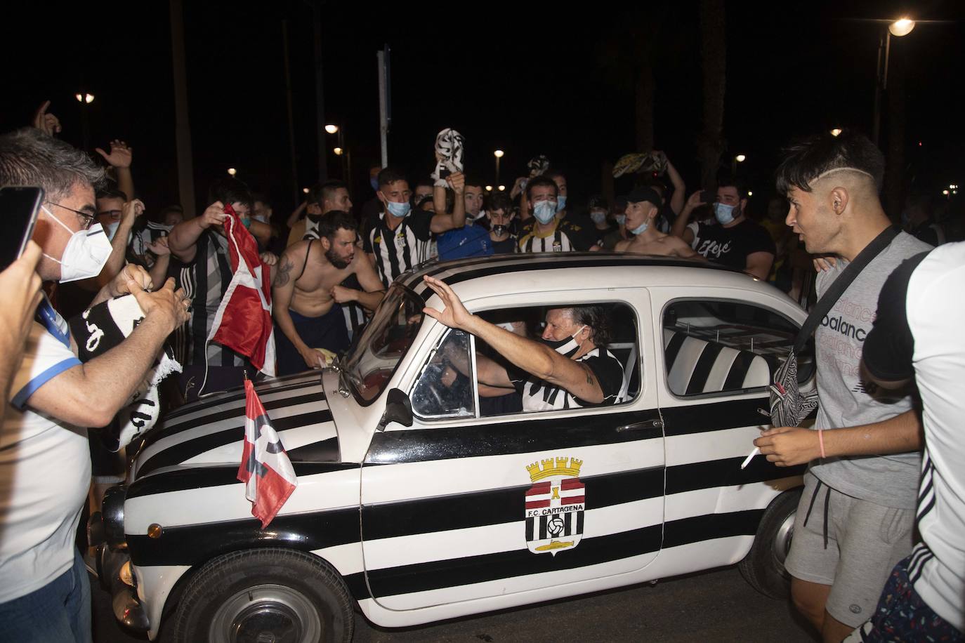 Fotos: Así está viviendo la afición blanquinegra el partido en Cartagena