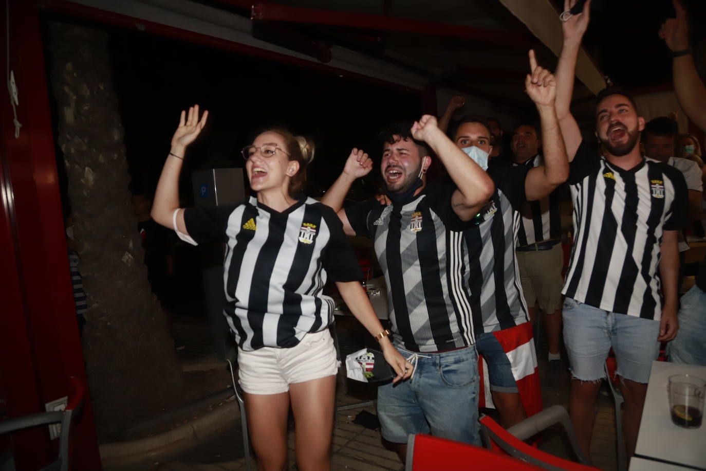 Fotos: Así está viviendo la afición blanquinegra el partido en Cartagena