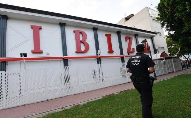 La discoteca Ibiza, en la zona de ocio Atalayas, clausurada por un brote de coronavirus.