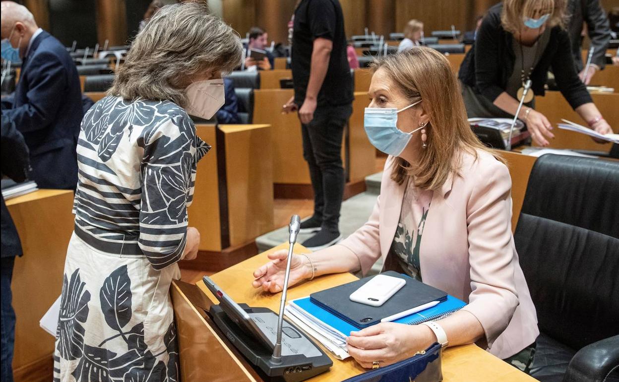 La diputada socialistas María Luisa Carcedo y la popular Ana Pastor, dialogan durante la Comisión para Reconstrucción.