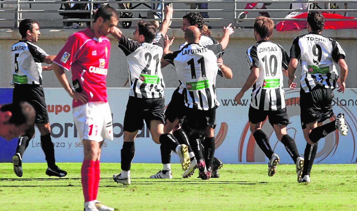 Los jugadores del Cartagena, tras un serio Albiol, celebran uno de los goles del derbi de 2009 en Nueva Condomina, que acabó 1-4 para los albinegros. 