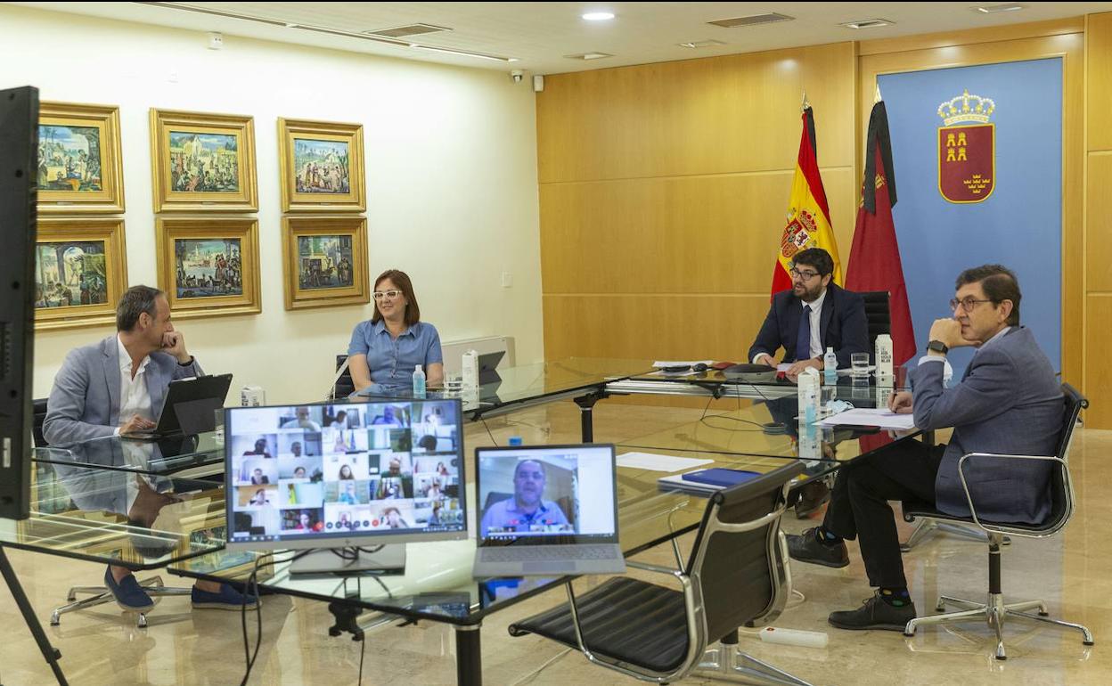 Javier Celdrán, Isabel Franco, López Miras y Manuel Villegas en una videoconferencia con alcaldes de la Región de Murcia en una foto de archivo.