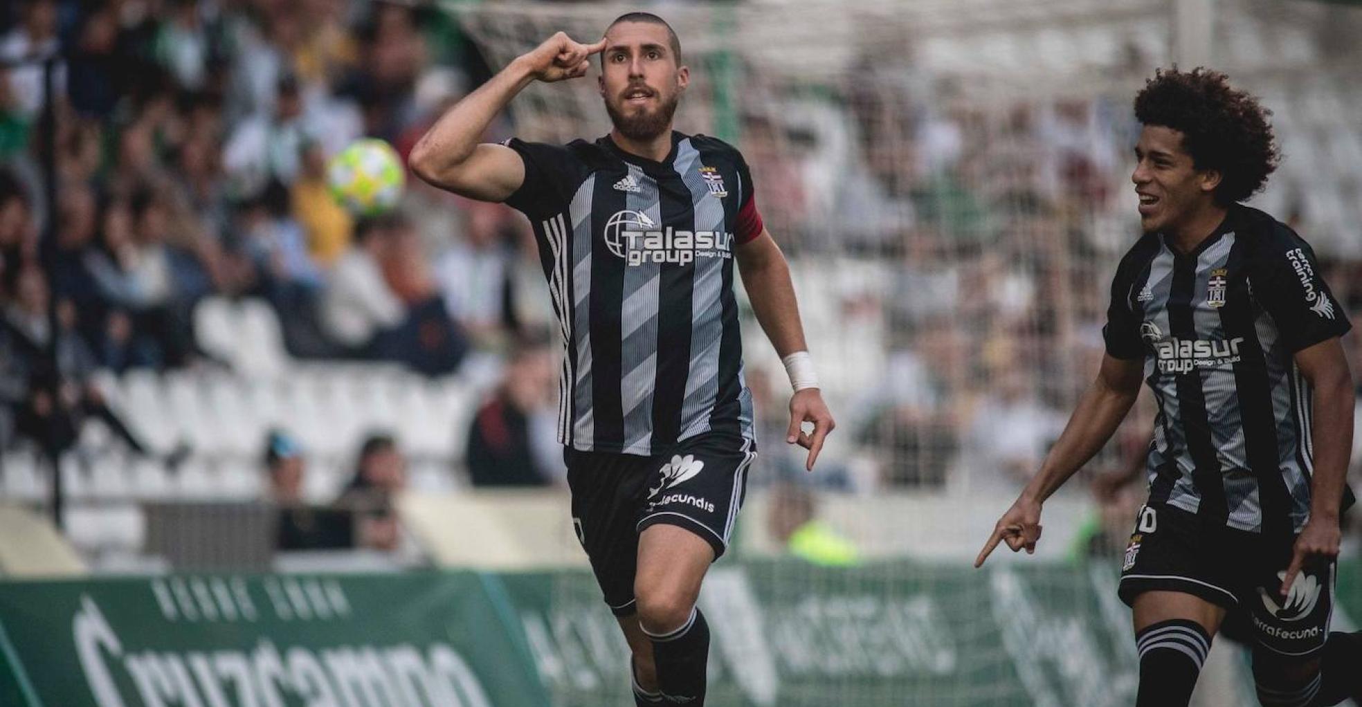 Andújar celebra uno de sus goles en Córdoba. 