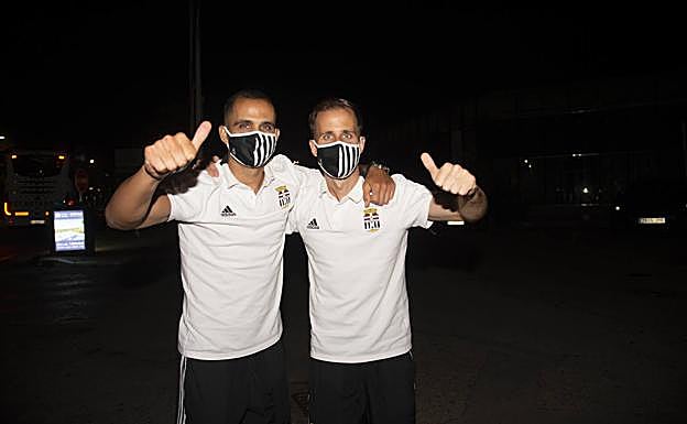 Verza y Cordero posan en la puerta de la discoteca.