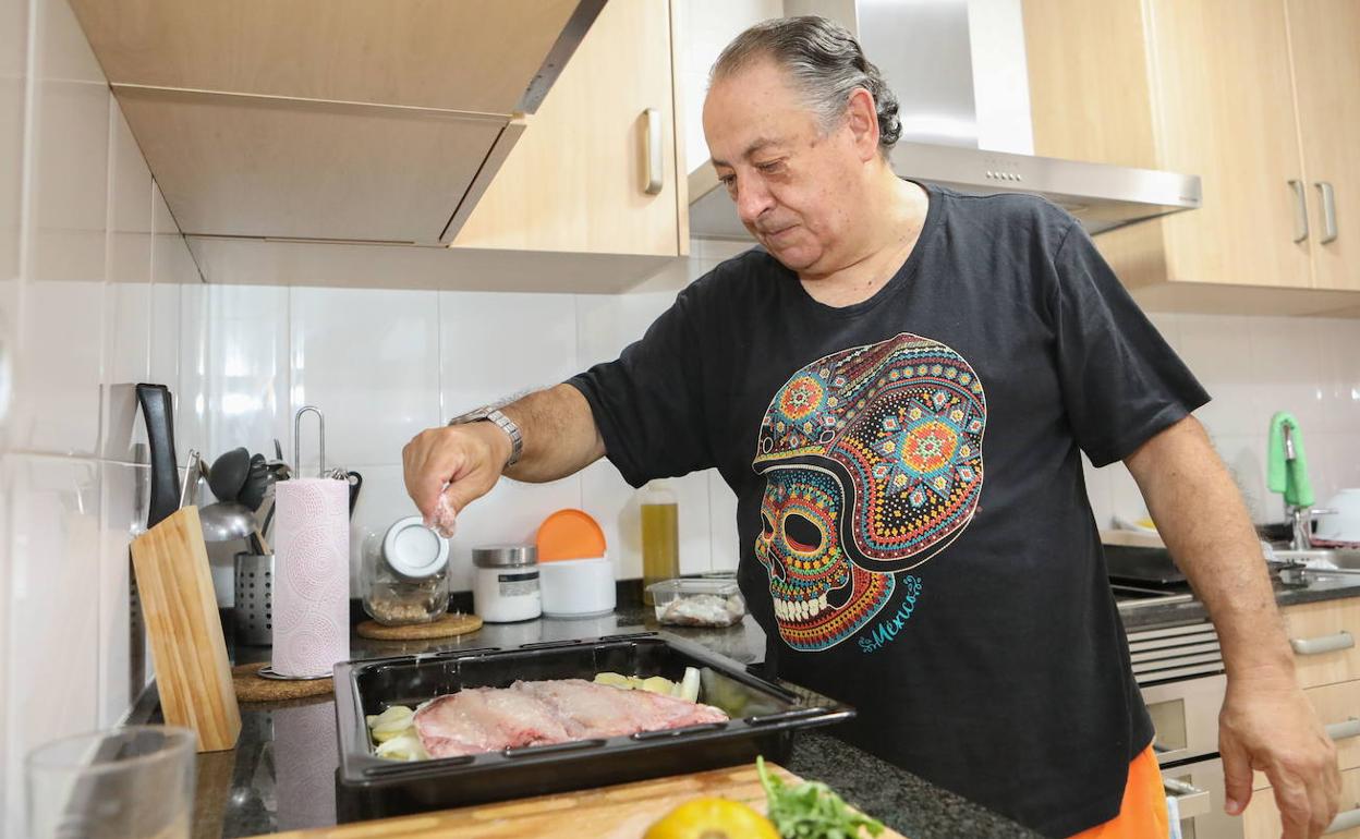Jorge Novella prepara un asado en su casa de Águilas.