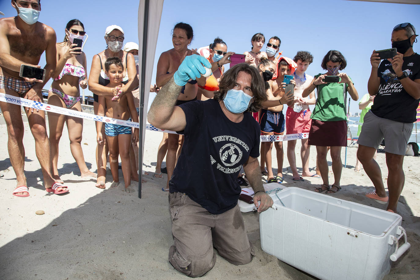Fotos: Una tortuga boba anida en La Manga
