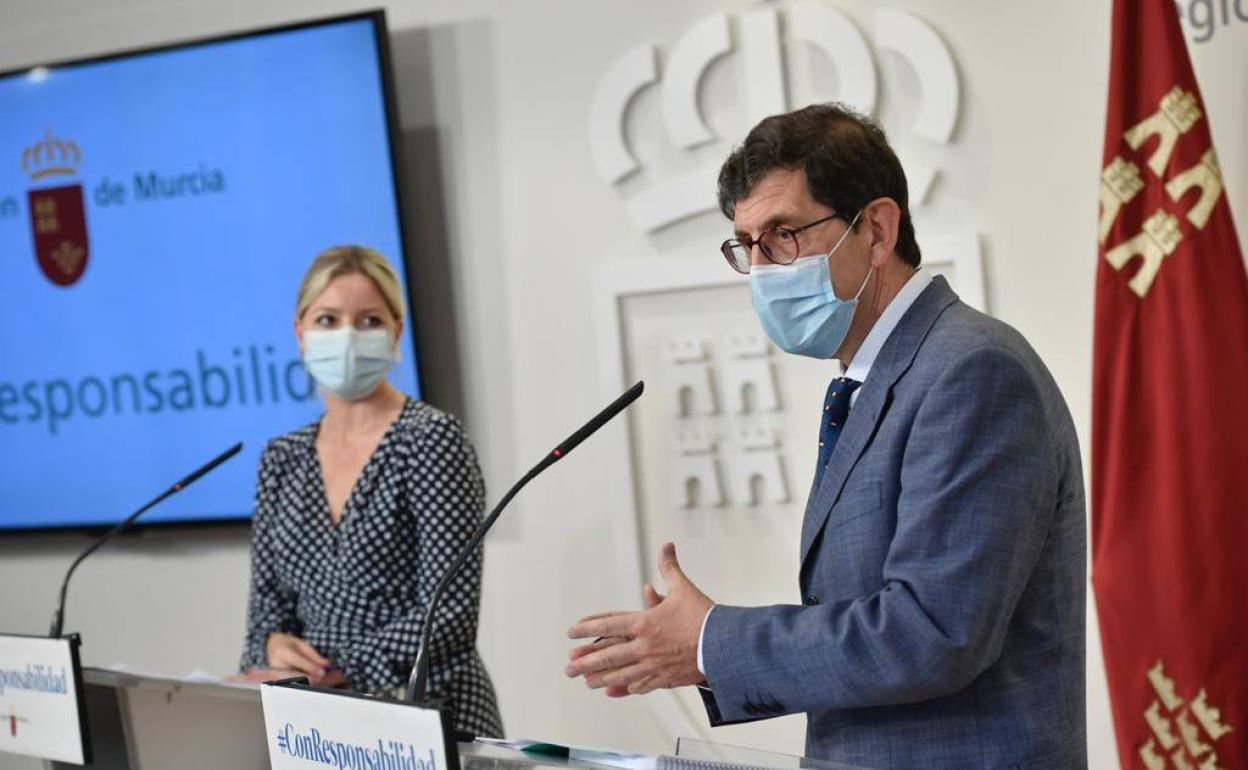 La portavoz del Gobierno regional, Ana Martínez Vidal, y el consejero de Salud, Manuel Villegas, en la rueda de prensa de este jueves.