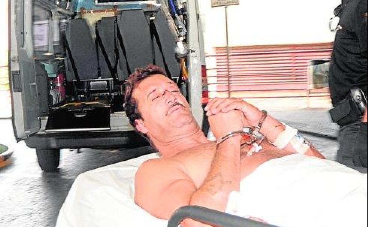 Santiago Correas, 'El Muñeco', abandona el hospital tras su arresto en 2013.