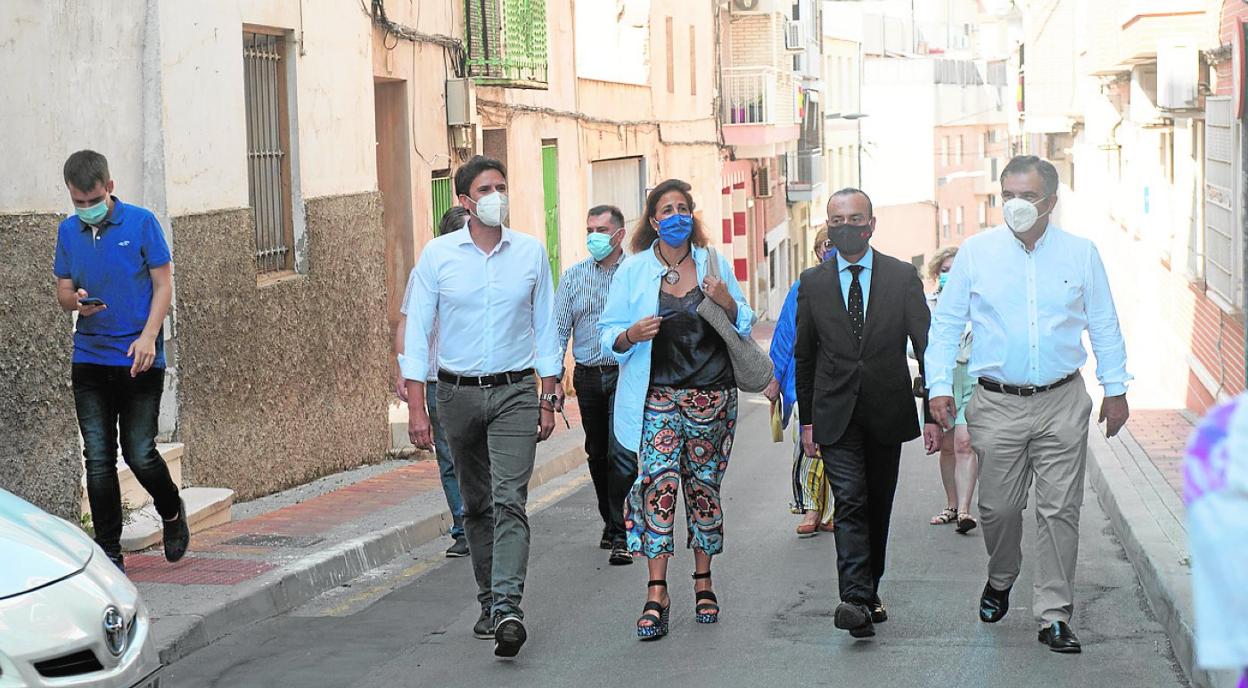 Isabel Borrego, en el centro, acompañada por otros dirigentes del PP, ayer, en Molina. 