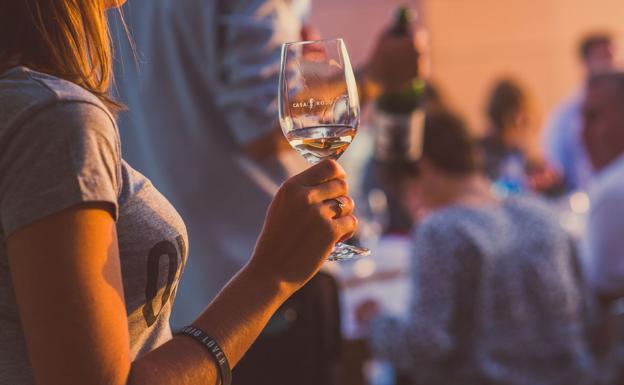 Vino, buena compañía y la puesta de sol son los grandes protagonistas del evento de la bodega.