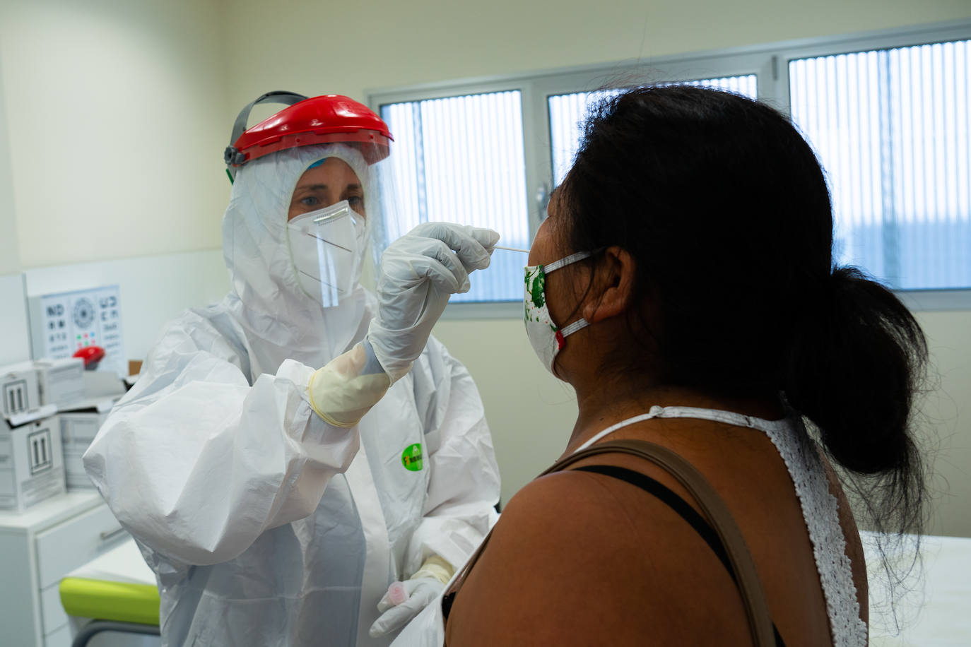 Fotos: Recogida de muestras para las pruebas PCR en Totana