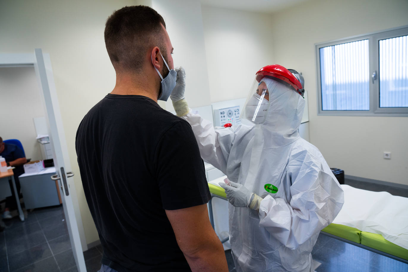 Fotos: Recogida de muestras para las pruebas PCR en Totana