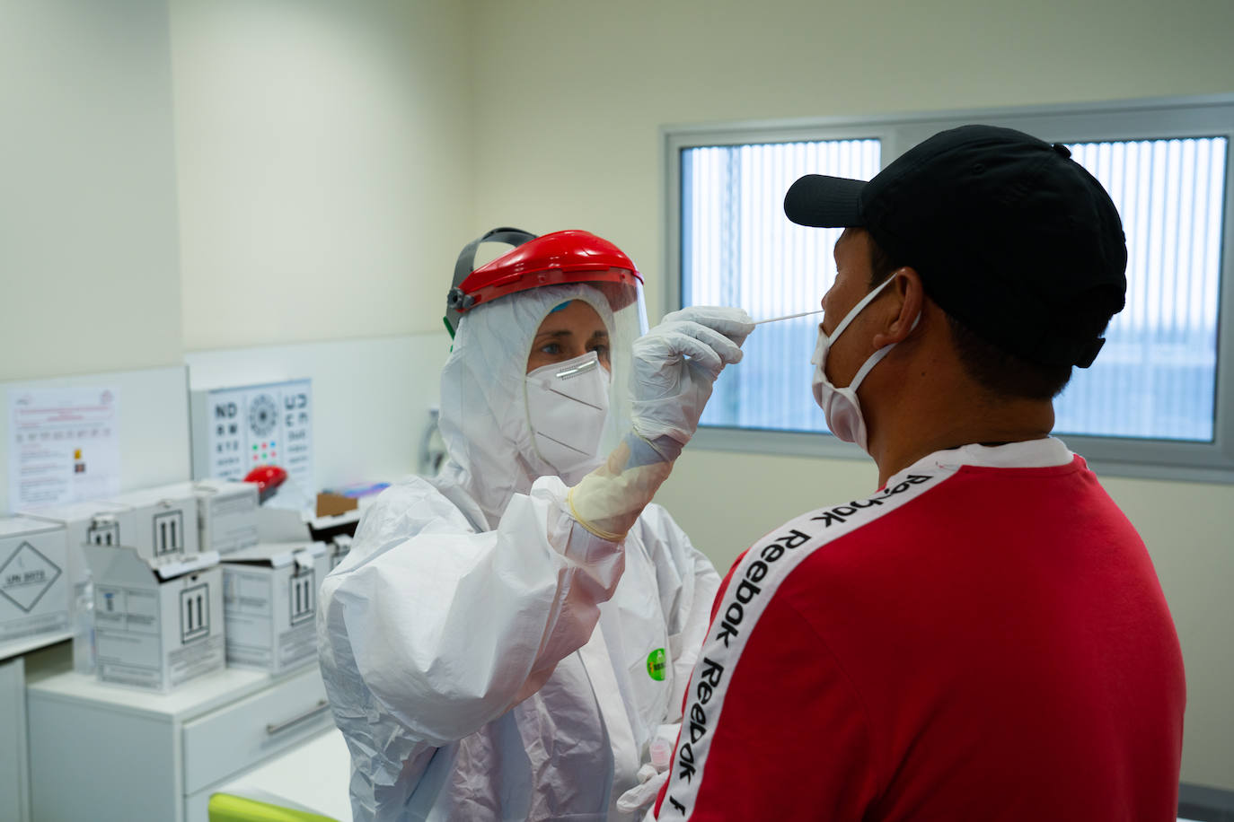 Fotos: Recogida de muestras para las pruebas PCR en Totana