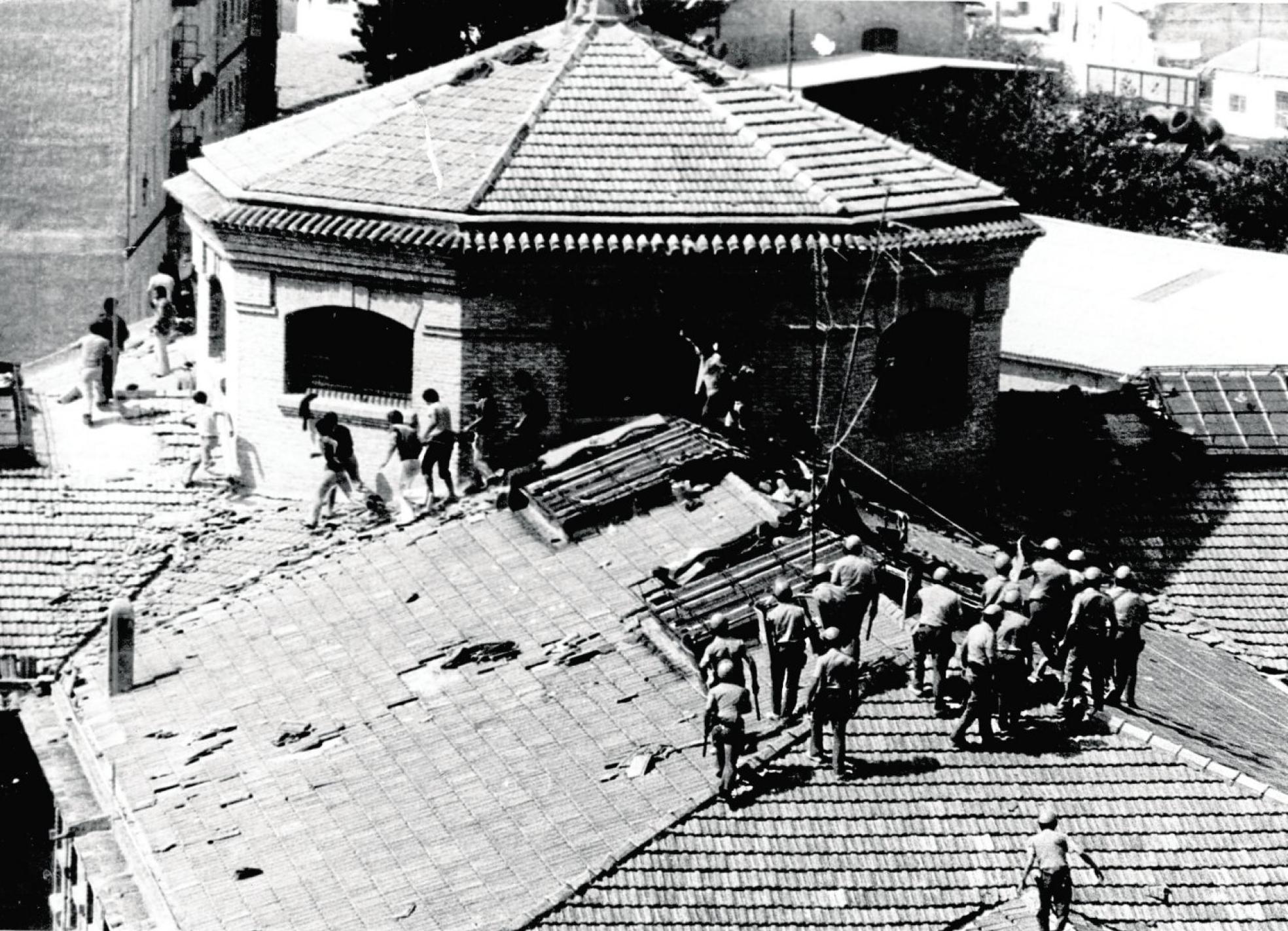 Un grupo de reos encaramados en el tejado de la cárcel en el verano de 1977. 