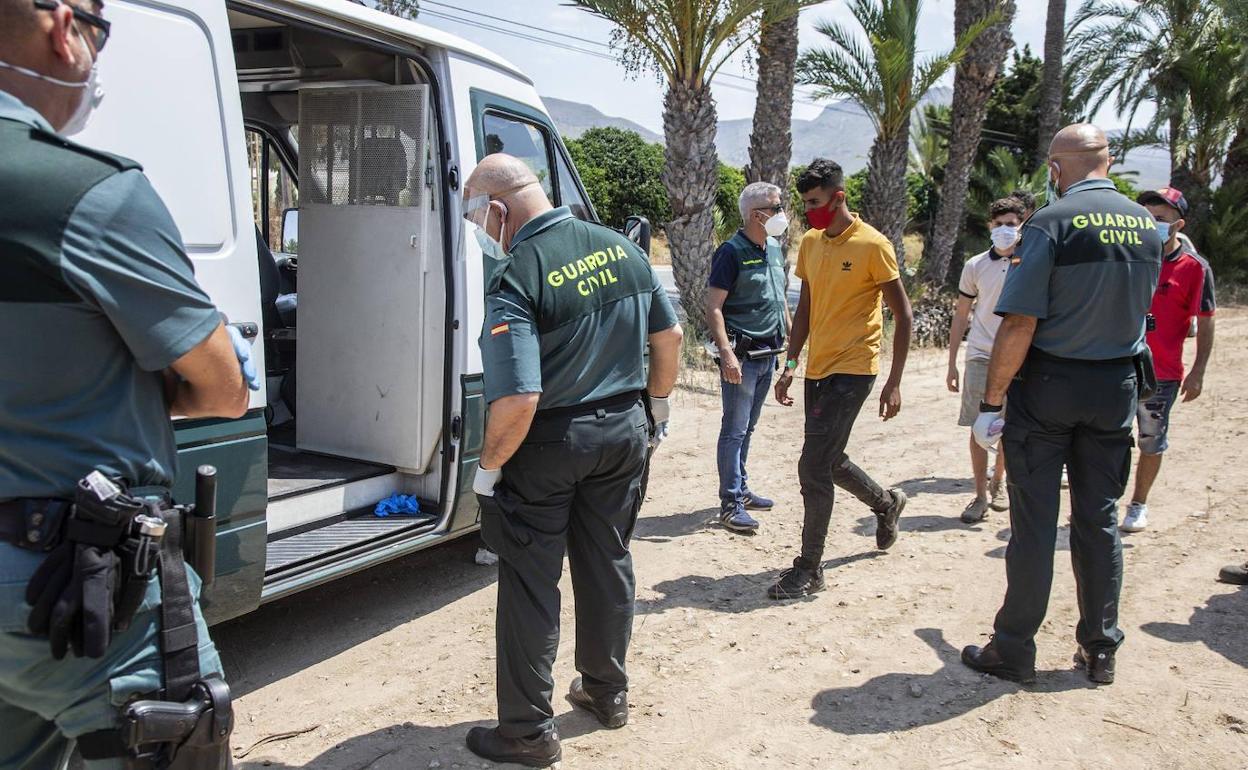 Inmigrantes llegados en patera siendo atendidos por la Guardia Civil este viernes.