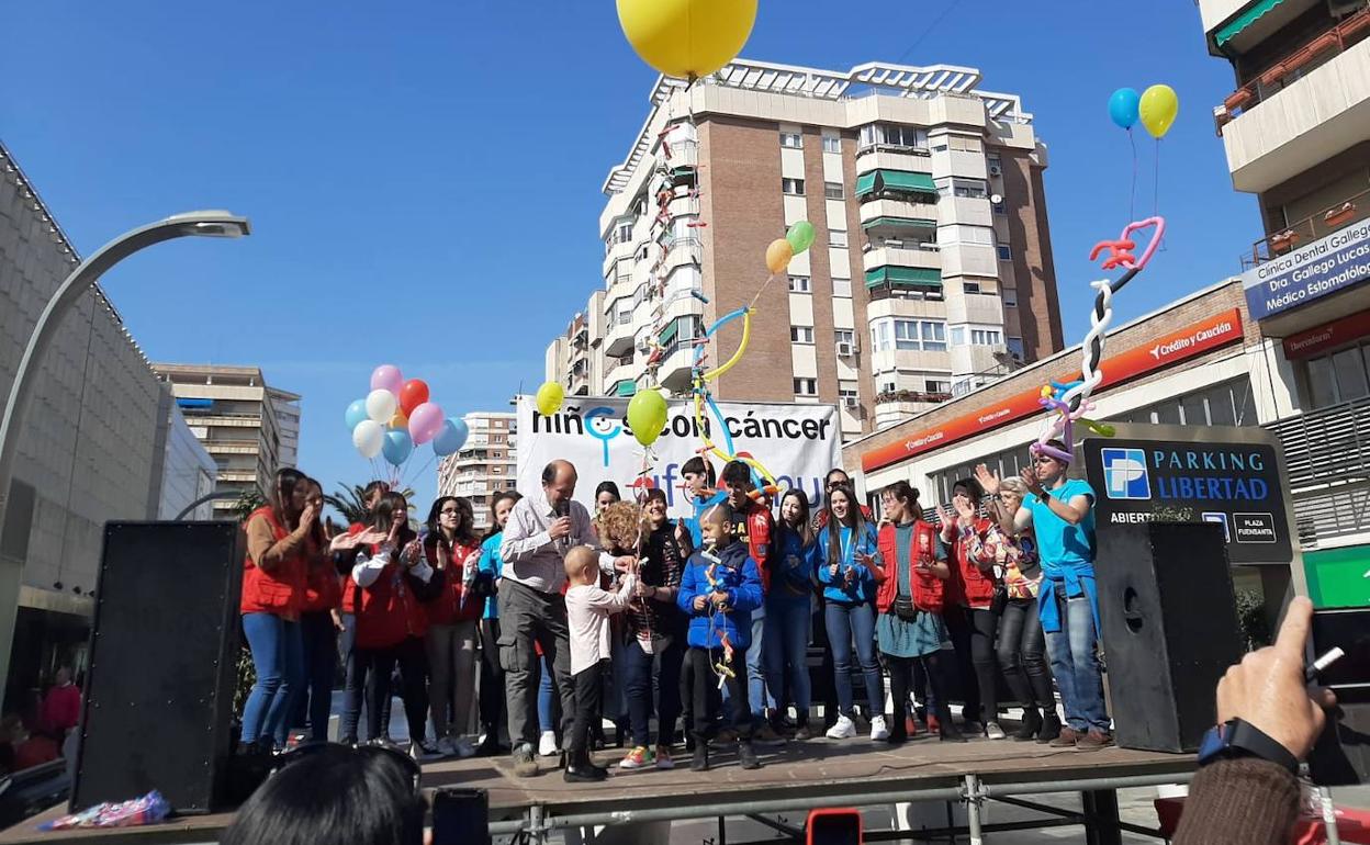 Miembros de Afacmur celebran un acto con motivo del Día Internacional del Niño con Cáncer, en una imagen de archivo. 