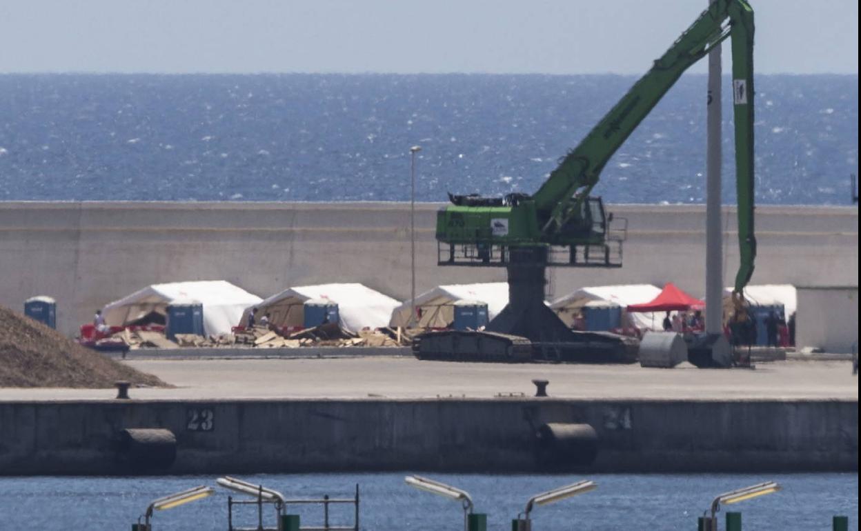 Tiendas de campaña de Cruz Roja en el puerto de Escombreras.