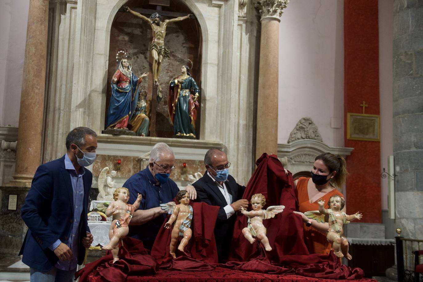 Fotos: Cultura entrega restaurados los cuatro ángeles del paso de la cofradía Cristo del Perdón