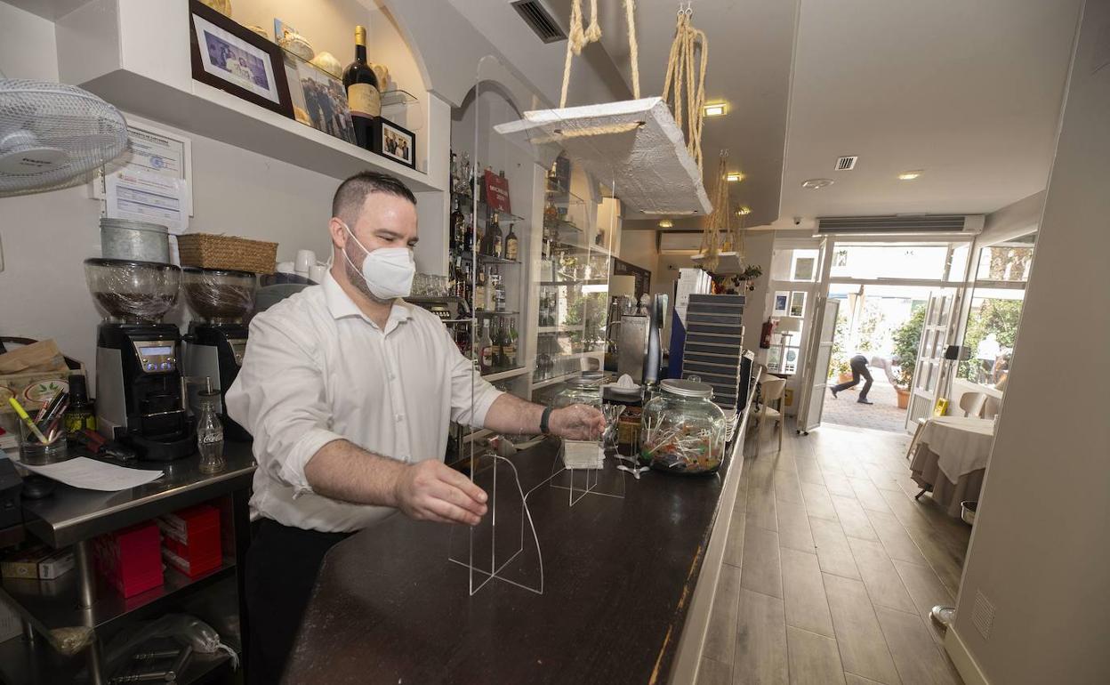 Un empleado de la hostelería, uno de los sectores más castigados por las restricciones del coronavirus, en una fotografía de archivo.