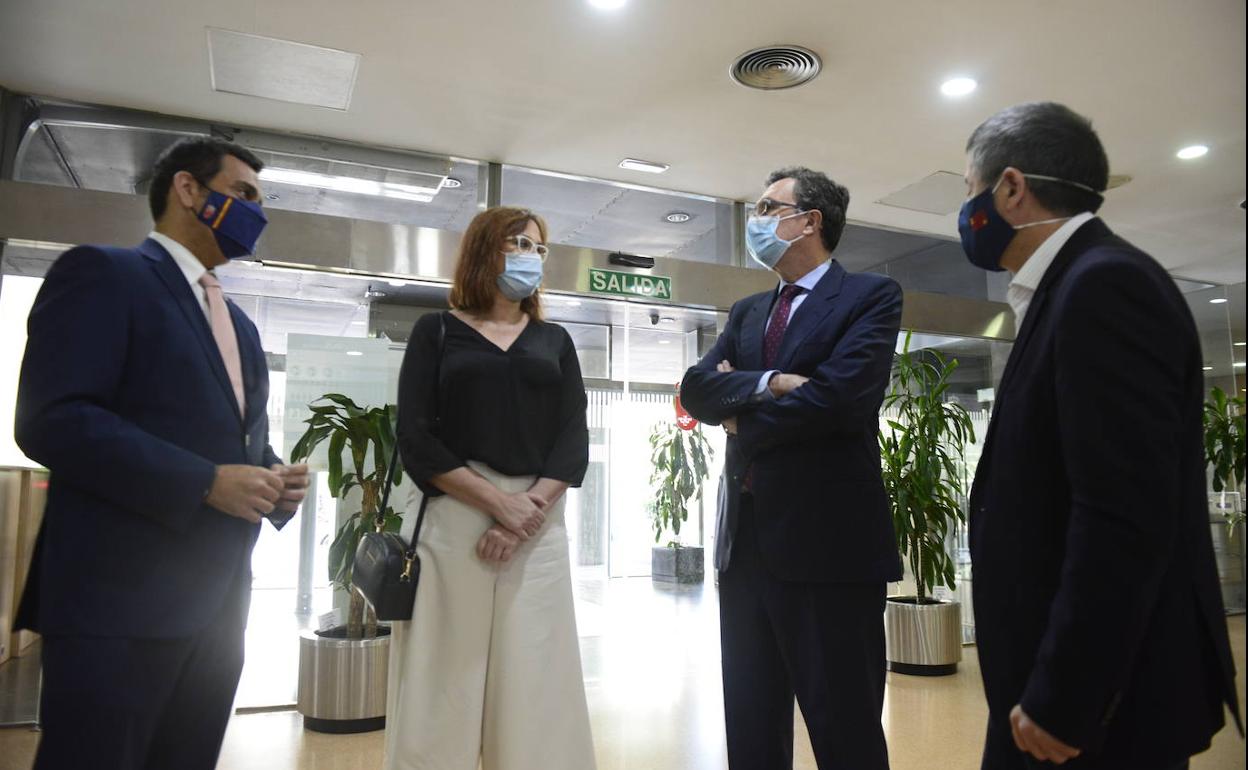 Los consejeros Díez de Revenga e Isabel Franco, junto a los alcaldes José Ballesta y Joaquín Buendía.