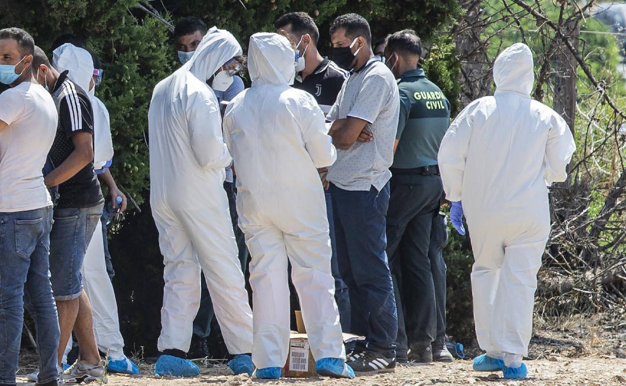 Varios inmigrantes llegados en patera a la Región en los últimos días pasan las pruebas de coronavirus, en una imagen de archivo.