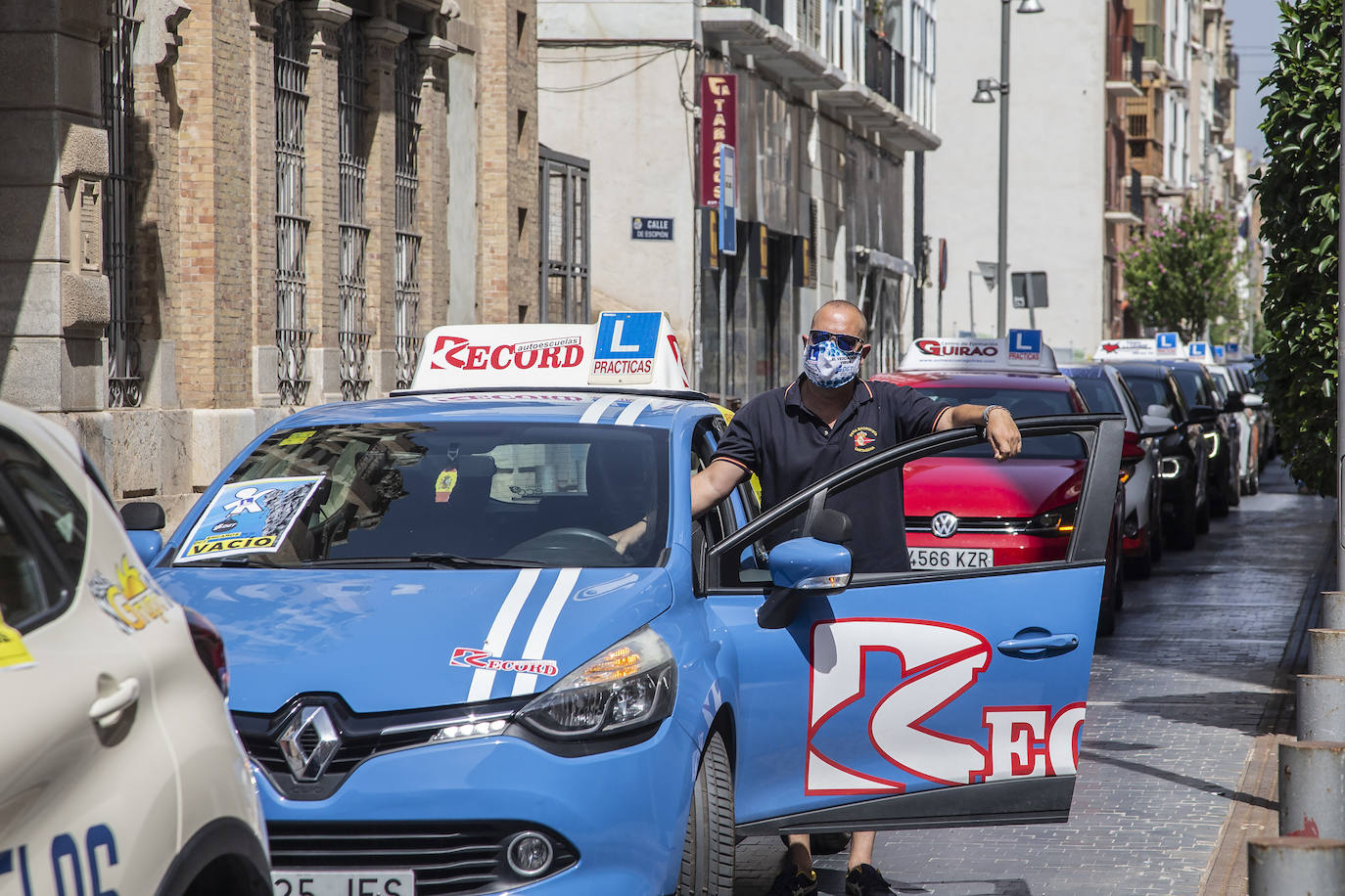 Fotos: Treinta autoescuelas se manifiestan en Cartagena por el parón de exámenes