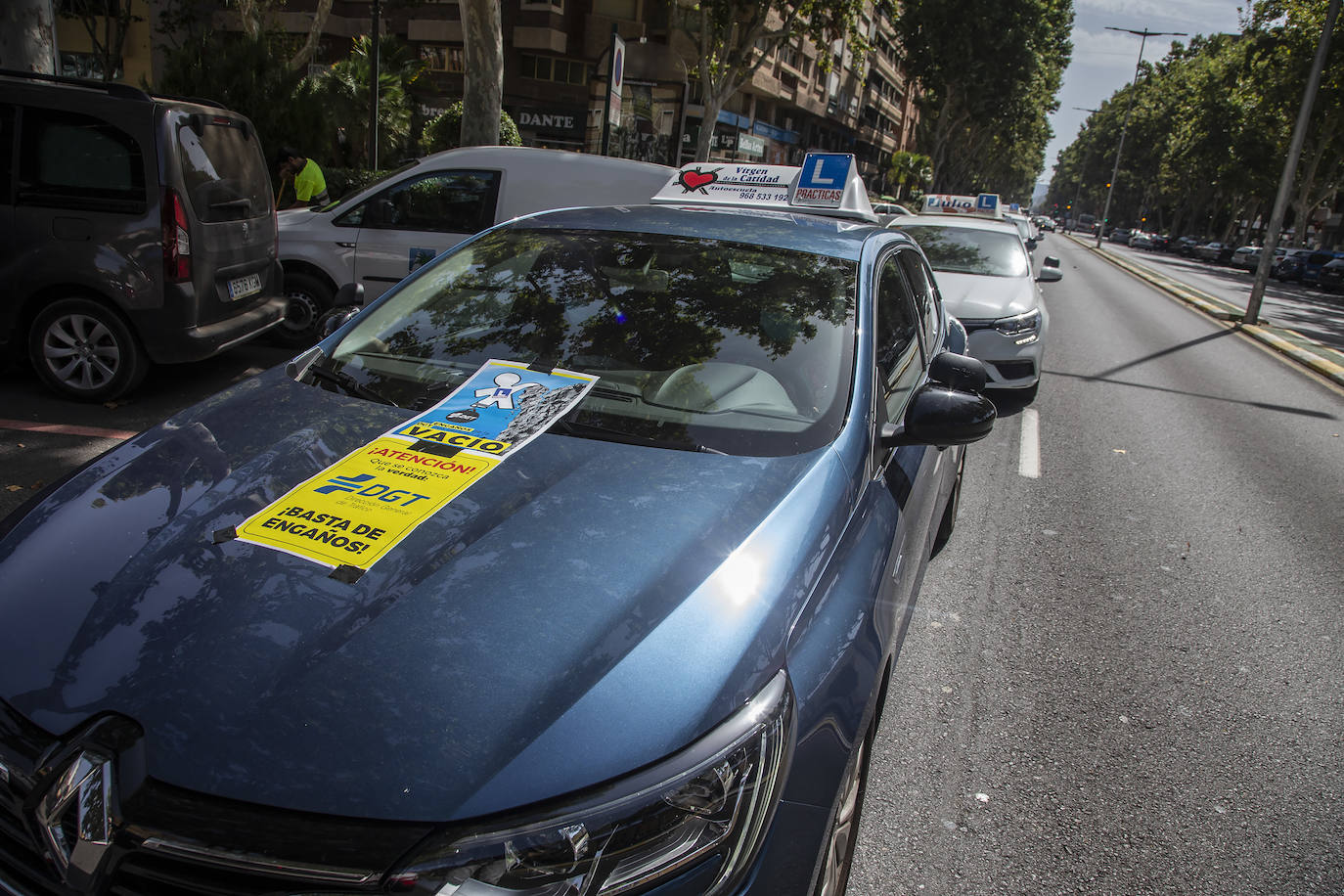 Fotos: Treinta autoescuelas se manifiestan en Cartagena por el parón de exámenes