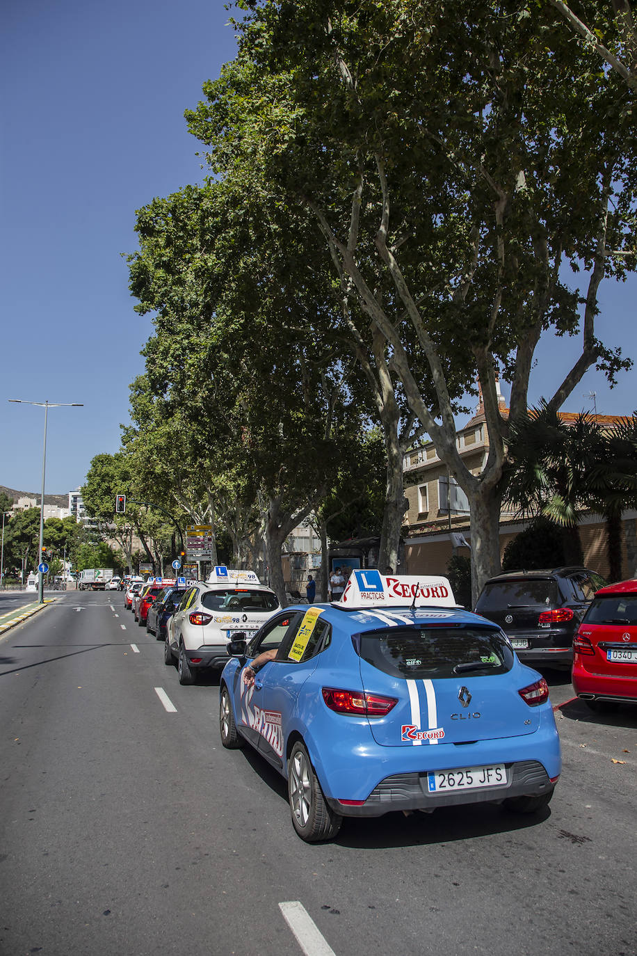 Fotos: Treinta autoescuelas se manifiestan en Cartagena por el parón de exámenes