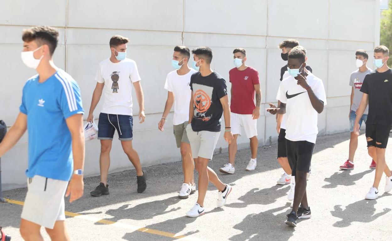 Los jugadores del Lorca Deportiva acceden al Artés Carrasco para pasar las pruebas del coronavirus, este miércoles.