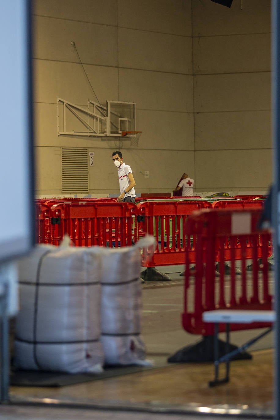 Fotos: Traslado de los inmigrantes en cuarentena al pabellón de Cabezo Beaza