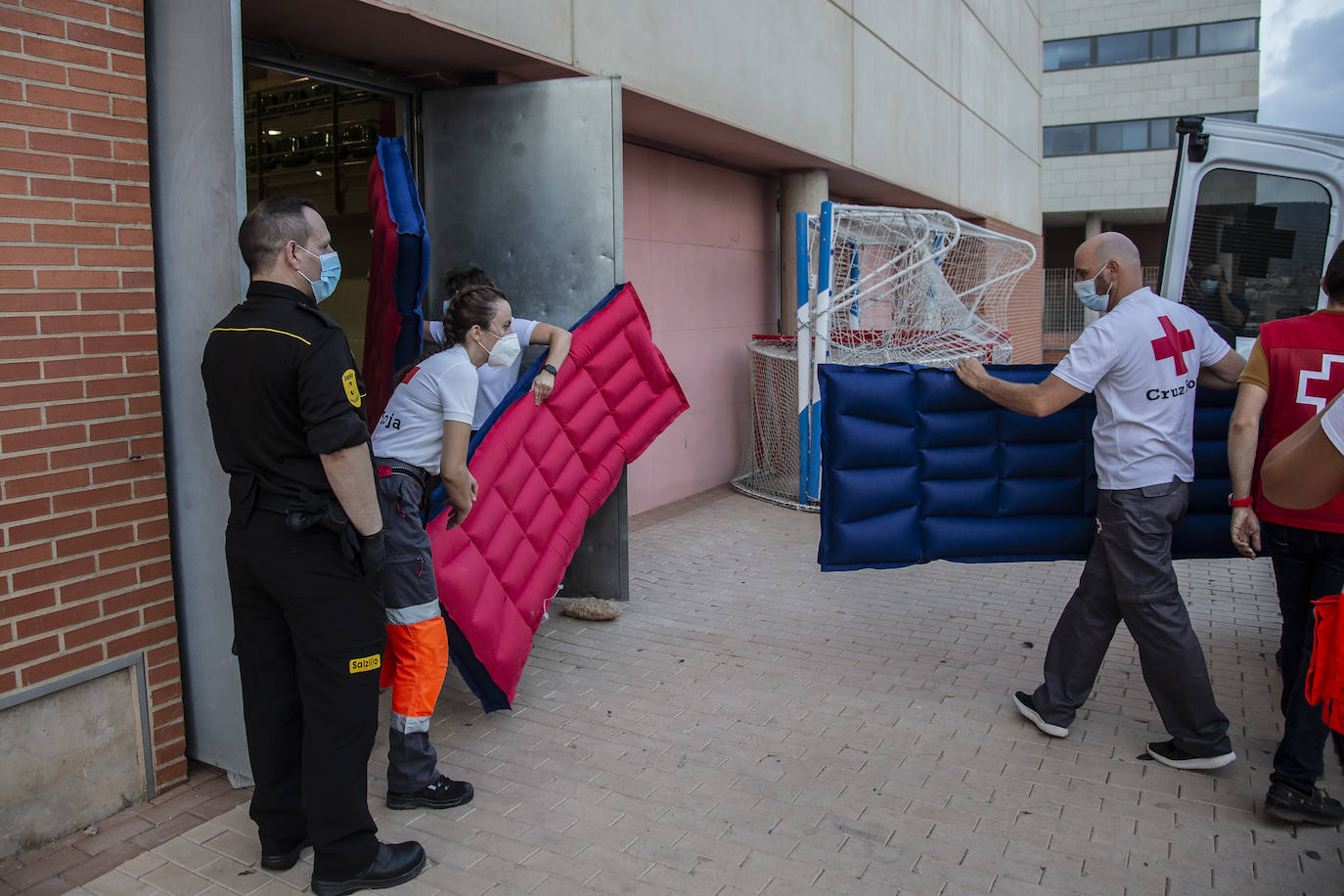 Fotos: Traslado de los inmigrantes en cuarentena al pabellón de Cabezo Beaza