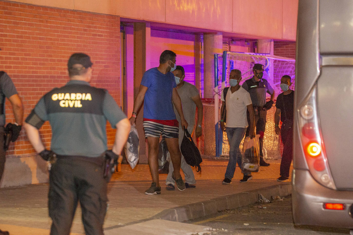 Fotos: Traslado de los inmigrantes en cuarentena al pabellón de Cabezo Beaza