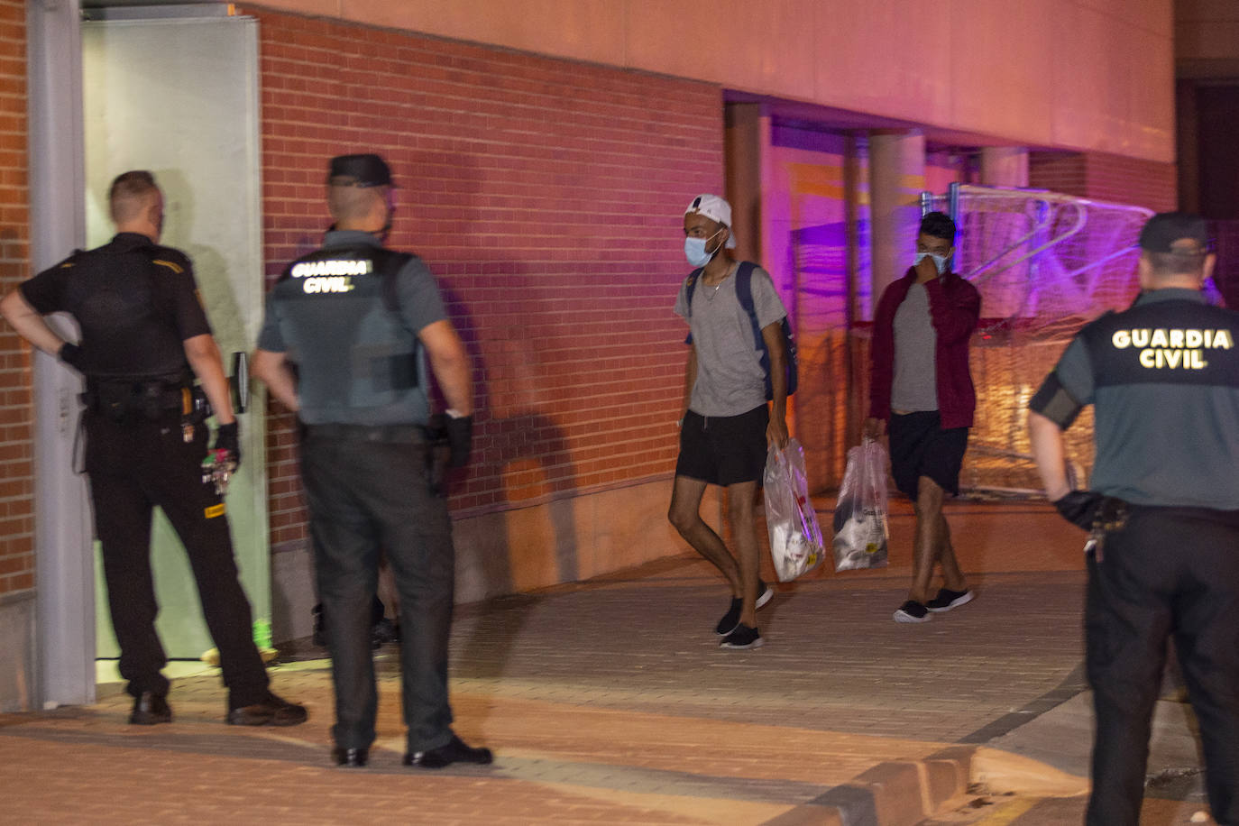 Fotos: Traslado de los inmigrantes en cuarentena al pabellón de Cabezo Beaza