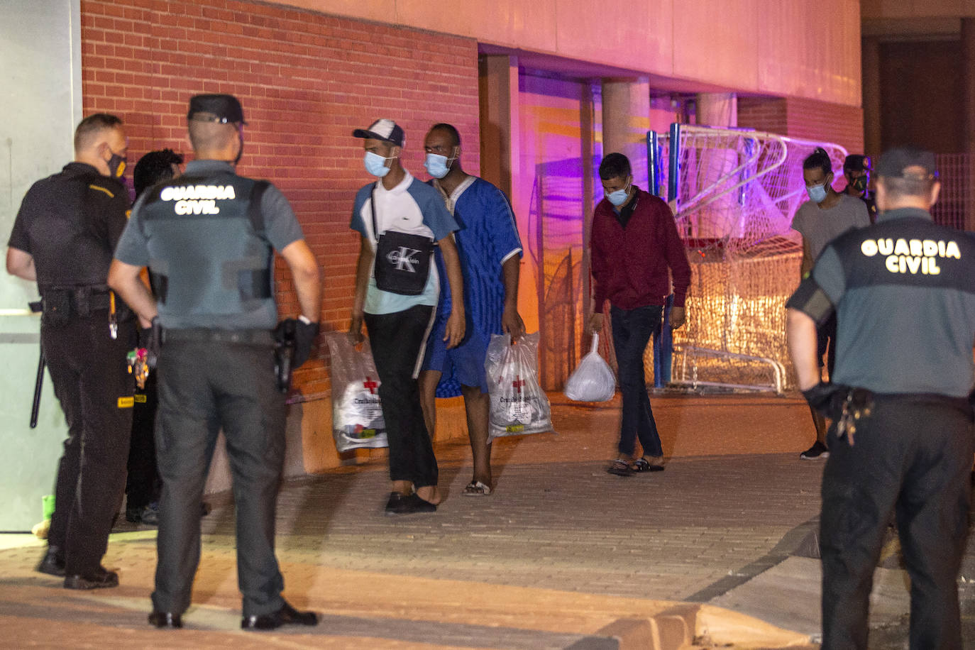 Fotos: Traslado de los inmigrantes en cuarentena al pabellón de Cabezo Beaza